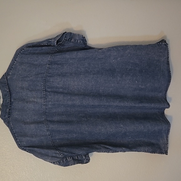 Jane + Delancey | Acid Washed Chambray Short Sleeve Button Down Shirt Size Large - Picture 3 of 9